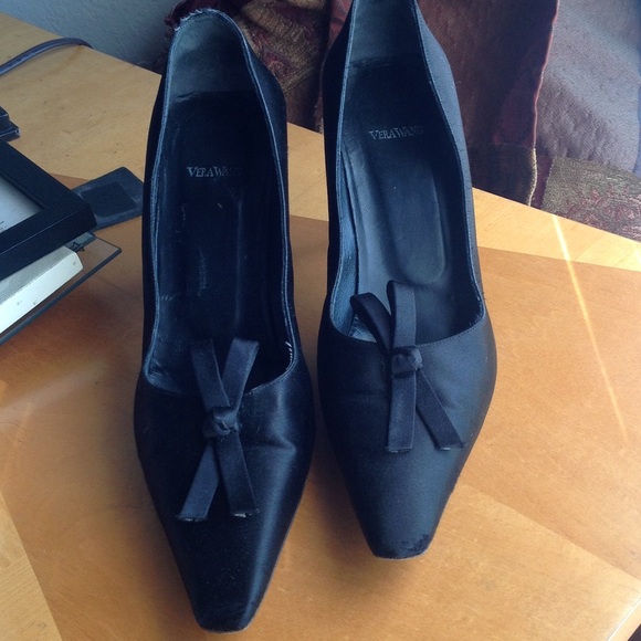 Vera Wang Shoes - Vera Wang Black Heels with Bow Accent